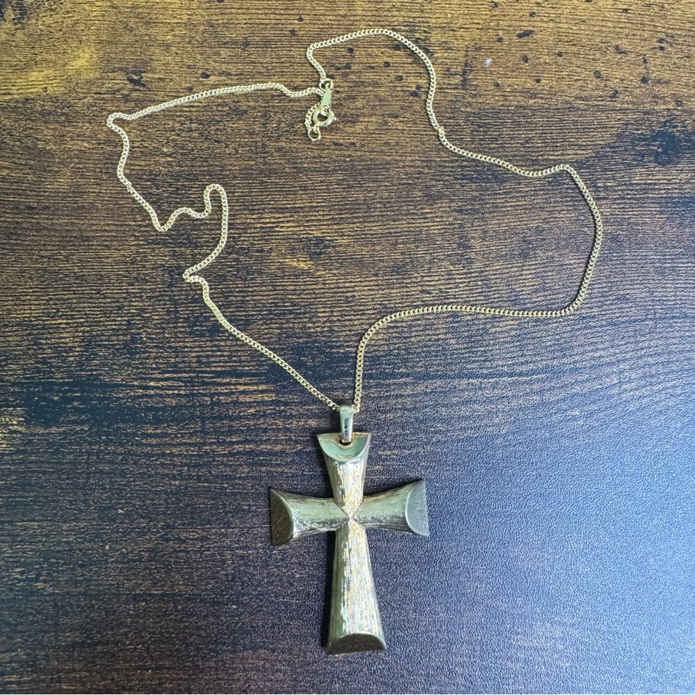 Avon 1976 Florentine Cross Pendant Necklace Gold Tone